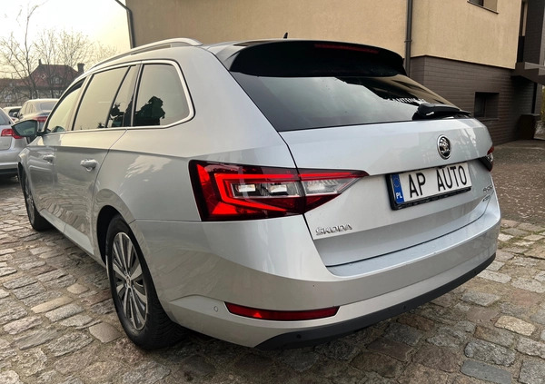 Skoda Superb cena 59900 przebieg: 239000, rok produkcji 2018 z Mieroszów małe 781